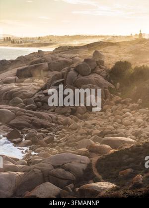 Lumière d'après-midi atmosphérique avec des embruns sur les rochers à Port Elliot en Australie du Sud, regardant vers Rocky Bay et Green Bay Banque D'Images