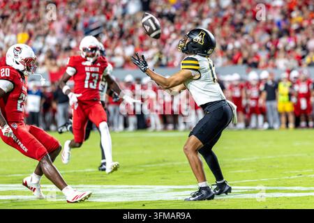 Raleigh, Caroline du Nord, États-Unis. 26 sep, 2026. Le wide receiver des Appalachian North Carolina Mountaineers JACKSON GRIER (13) demande une touche et capte le punt pendant la première mi-temps du match de football NCAA non-conférence entre les Appalachian State Mountaineers de la Sun Belt Conference (SBC) et les NC State Wolfpack de l'Atlantic Coast Conference (ACC) le 26 septembre 2026 au stade Carter-Finley à Raleigh, Caroline du Nord. (Crédit image : © Israel Anta via ZUMA Press Wire) USAGE ÉDITORIAL SEULEMENT ! Pas pour un USAGE COMMERCIAL ! Banque D'Images