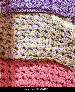 Texture de fond macro d’un tissu tricoté au crochet coloré fait main avec des points de fil de laine Banque D'Images