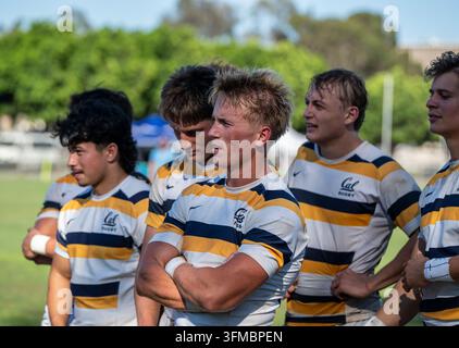 Les joueurs de rugby de Cal regardent pendant la cérémonie d'après-match alors que leur coéquipier Max Threlkeld reçoit son prix de Meilleur Joueur du Tournoi. Banque D'Images