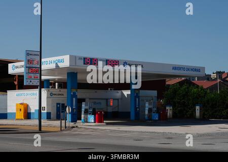 Aviles, Espagne - 20 septembre 2026 La station-service autonome vide de Ballenoil affiche les prix du diesel et de l’essence sur des panneaux LED sous un auvent blanc Banque D'Images