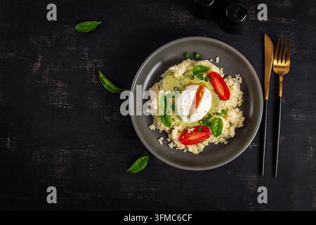 Bouillie de mil avec sauce au yaourt au pesto et œuf à la coque. Vue de dessus Banque D'Images