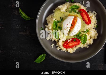 Bol de millet végétarien avec sauce au pesto et herbes fraîches. Vue de dessus Banque D'Images