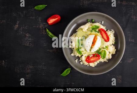 Bol de mil végétarien avec sauce au pesto et herbes fraîches. Vue de dessus, par le haut Banque D'Images