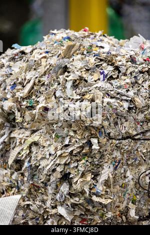 Grosse botte de papier déchiqueté compressé pour le recyclage Banque D'Images