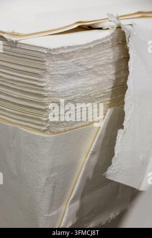 Épaisse pile de papier fait main blanc aux bords déchiquetés Banque D'Images