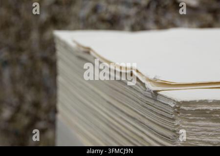 Une vue rapprochée d'une pile de papier fait main Banque D'Images