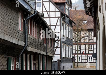 La rue historique de Goslar, en Allemagne, est bordée de maisons traditionnelles à pans de bois et de façades en ardoise. Un paysage automnal met en valeur l'architecture médiévale Banque D'Images