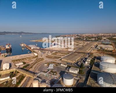 ZADAR, CROATIE - 8 SEPTEMBRE 2026 Port industriel et terminal pétrolier bordant le front de mer adriatique, avec des cargos, des réservoirs de stockage, des grues et une voie ferrée Banque D'Images