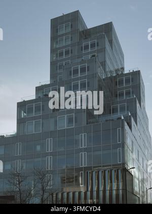 Vue en contre-plongée de la structure en verre pixelée et modulaire du bâtiment Timmerhuis conçu par OMA. Banque D'Images