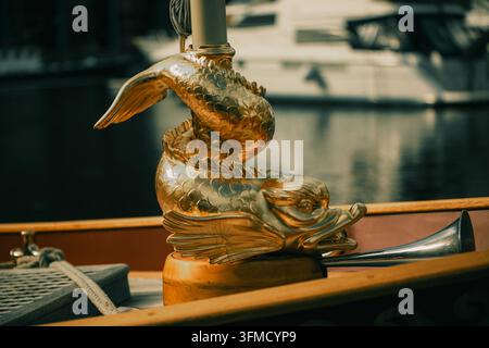 Festival des bateaux classiques, Totally Thames, 12 septembre 2026, Londres - figure de proue en forme de dauphin doré sur la barge royale Banque D'Images
