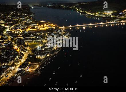 Image par drone de Shaldon & Teignmouth depuis la rivière Teign la nuit. Banque D'Images