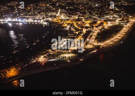 Image par drone de Shaldon & Teignmouth depuis la rivière Teign la nuit. Banque D'Images