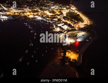 Image par drone de Shaldon & Teignmouth depuis la rivière Teign la nuit. Banque D'Images