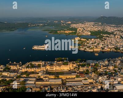 Vue aérienne du complexe historique du palais de la ville situé sur les rives du lac Pichola à Udaipur, Rajasthan, Inde Banque D'Images