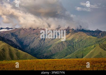 Vue de la Vallée Sacrée au coucher du soleil avec des nuages d'orage dramatiques s'amoncelant au-dessus de la chaîne de montagnes accidentées des Andes dans la province d'Urubamba, Cusco, Pérou Banque D'Images