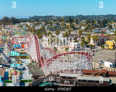 Vue aérienne du roller coaster Giant Dipper à Santa Cruz Banque D'Images