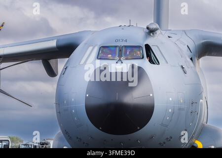 Calais, France – 26 septembre 2026 : un avion de transport militaire Airbus A400M effectuant une démonstration aérienne lors d'un salon aérien à Calais–Marck Air Banque D'Images