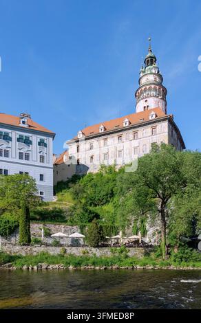 Un petit château avec une donjon surplombant la Vltava à Český Krumlov (Böhmisch Krumau) en Bohême du Sud, en République tchèque Banque D'Images