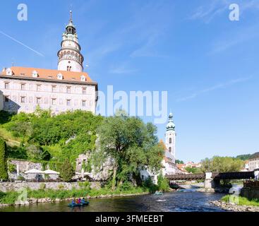 Un petit château avec une donjon surplombant la Vltava à Český Krumlov (Böhmisch Krumau) en Bohême du Sud, en République tchèque Banque D'Images
