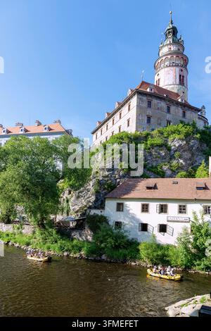 Un petit château avec une donjon et la rivière Vltava, vu du pont Lazebnicky Most à Český Krumlov (Böhmisch Krumau) en Bohême du Sud, le Cz Banque D'Images