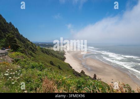 Vue panoramique de Baker Beach à Oregon Pacific Coast, USA contre le ciel bleu avec des nuages Banque D'Images
