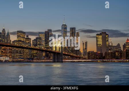 Le légendaire pont de Brooklyn et la skyline de Lower Manhattan à New York après le coucher du soleil Banque D'Images