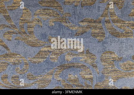 Texture à rayures riches avec tissu bleu présentant un motif damassé doré complexe et une surface tissée détaillée Banque D'Images