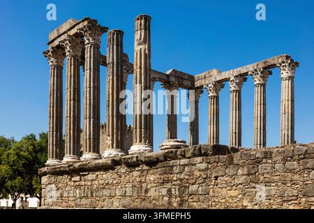 Temple romain, temple de Diane avec des colonnes en granit corinthien construit au 1er siècle pour l'empereur Auguste, Évora est un site du patrimoine mondial de l'UNESCO merci Banque D'Images