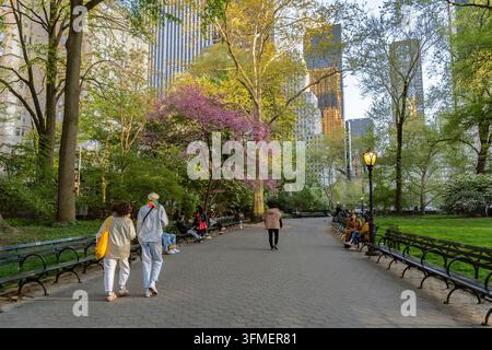 New York City, États-Unis - 26e siècle avril 2024 : Image de personnes marchant dans le Central Park, New York City, États-Unis Banque D'Images