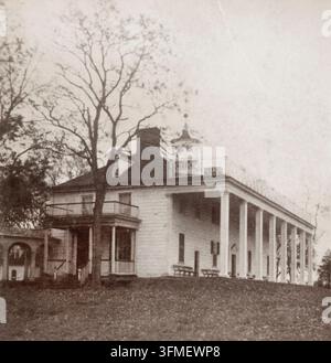 Vue est de la demeure de Mount Vernon, États-Unis. 1883-1894 Mount Vernon est l’ancienne résidence et plantation de George Washington, l’un des Pères fondateurs, commandant de l’Armée continentale pendant la guerre d’Indépendance, et premier président des États-Unis, ainsi que de son épouse Martha. Monument américain, la propriété se trouve sur les rives du Potomac River dans le comté de Fairfax, en Virginie, à environ 15 miles (25 km) au sud de Washington, D.C. Banque D'Images