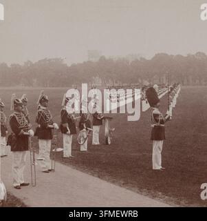 Photo vintage des futurs commandants de l'armée américaine. Parade en tenue de cérémonie, académie militaire, West Point, États-Unis. 1901 Banque D'Images