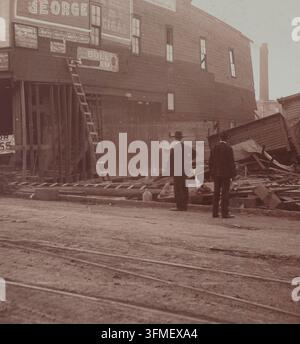 Photo vintage des bâtiments détruits sur Lower 9th St. après l'inondation de 1903 K.C. Mo. USA. 1903 Banque D'Images