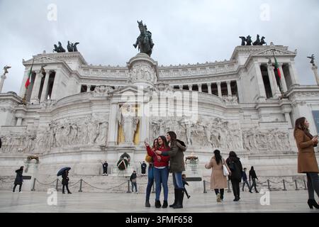 La Piazza Venezia est le centre névralgique et le point de rencontre central à Rome, en Italie, situé au pied de la colline du Capitole. Banque D'Images
