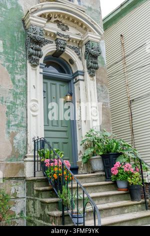 Halifax Nouvelle-Écosse Canada, maisons historiques de la rue Ingles, porte d'entrée verte, entrée en arcade ornée, détails décoratifs sculptés, marches en pierre, rampe en métal noir Banque D'Images
