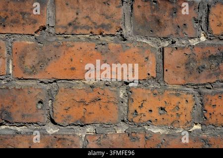 gros plan détaillé d'une texture de vieux mur de briques rouges érodé Banque D'Images