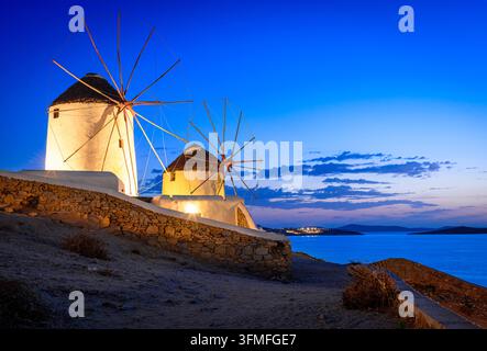 Mykonos, Grèce : Coucher de soleil sur la mer Égée et le célèbre moulin à vent, archipel des Cyclades, destination de voyage en Europe Banque D'Images