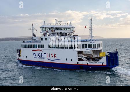 Bateau à passagers Wightlink Wight Sun naviguant sur l'eau libre à travers le Solent sous un ciel nuageux Banque D'Images