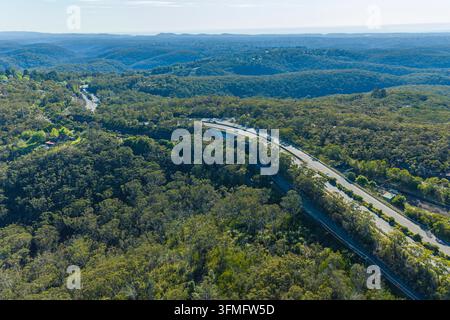 Photographie aérienne de la Great Western Highway près de l'aire de repos populaire de Bulls Camp Reserve et se dirigeant loin de la ville régionale de Woodford en th Banque D'Images