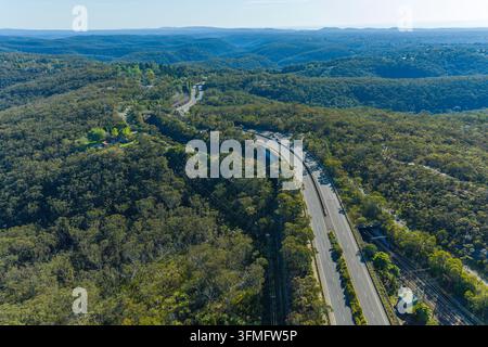 Photographie aérienne de la Great Western Highway près de l'aire de repos populaire de Bulls Camp Reserve et se dirigeant loin de la ville régionale de Woodford en th Banque D'Images