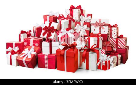 Pile de boîtes-cadeaux de Noël dans du papier cadeau rouge et blanc à rayures, pois et nœuds en satin. Banque D'Images