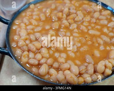 Haricots blancs mijotés dans une sauce dans un plat Banque D'Images