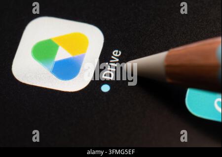 New York, États-Unis - 4 septembre 2026 : Appui de presse sur l'application mobile Google Drive sur un écran de fond noir pixel macro gros plan Banque D'Images