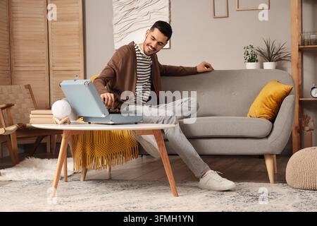 Loisirs et détente, homme heureux écoutant des vinyles sur une platine vintage dans un salon confortable à la maison avec de la musique rétro et un style de vie axé sur les hobbies Banque D'Images