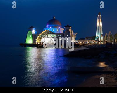 Vue nocturne de la mosquée illuminée du détroit de Malacca (Masjid Selat Melaka) construite sur une île artificielle le long de la côte du détroit de Malacca, Malaisie Banque D'Images
