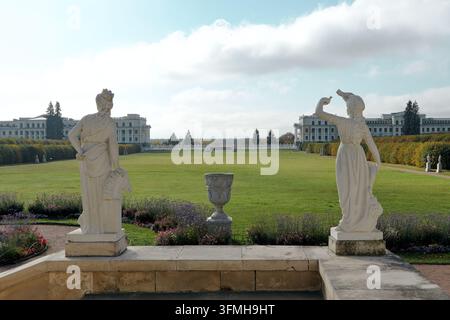 Paysage magnifique du parc du domaine d'Arkhangelskoye avec d'anciennes sculptures en marbre sur une terrasse en pierre surplombant une grande pelouse verte, néoclassique historique Banque D'Images