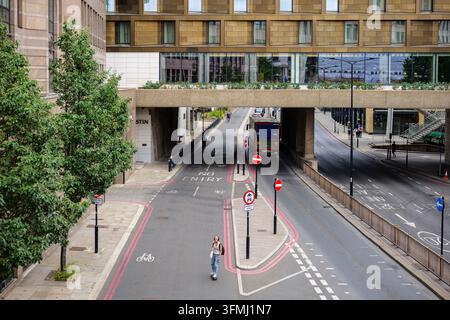 Londres - 07 30 2022 : Vue urbaine de Upper Thames Street à Londres. Vue élevée de Upper Thames Street dans la City de Londres, montrant l'architecture de bureau moderne Banque D'Images