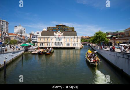 Bâtiments colorés et bateaux traditionnels le long d'un canal à Aveiro, Portugal Banque D'Images