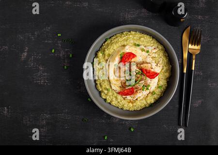 Porridge de millet avec sauce au pesto, omelette et champignons sautés. Vue de dessus Banque D'Images