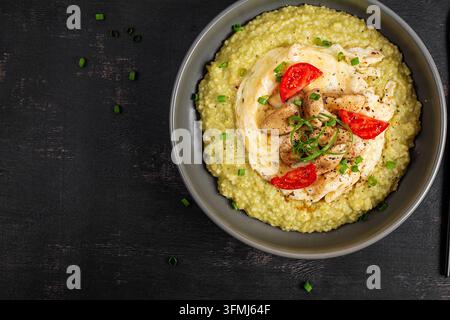 Bol de petit-déjeuner au mil sain avec omelette et champignons. Vue de dessus Banque D'Images
